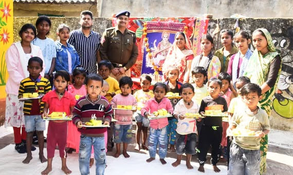 युवा टीम ने बसंत पंचमी पर माँ सरस्वती पूजन कर बांटी शिक्षण सामग्री