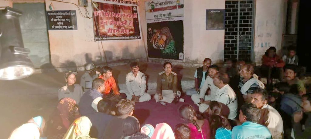 बांधवगढ़ टाइगर रिजर्व प्रबंधन की पहल आग से जंगल को बचाने के लिए ग्रामीणों के बीच पहुंचे अधिकारी, दे रहे समझाइश