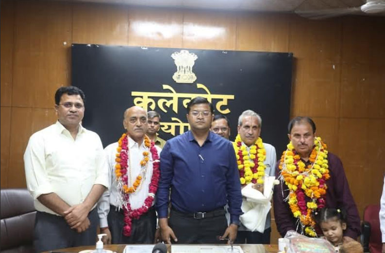कलेक्ट्रेट के तीन कर्मचारियों की सेवा निवृत्ति पर विदाई समारोह आयोजित