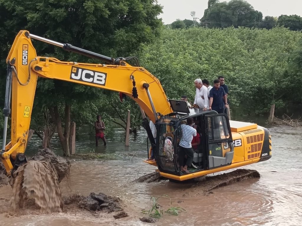 आपदा प्रबंधन मंत्री के नेतृत्व में जडावता गांव में राहत कार्य