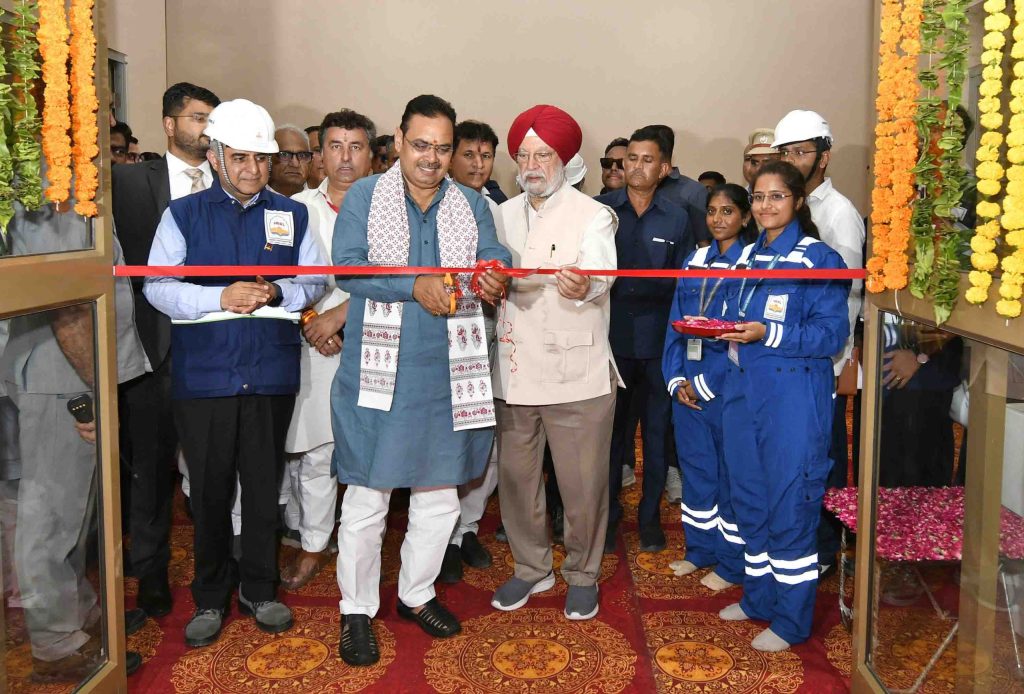 केन्द्रीय पेट्रोलियम मंत्री व मुख्यमंत्री ने किया एचपीसीएल राजस्थान रिफाइनरी का निरीक्षण