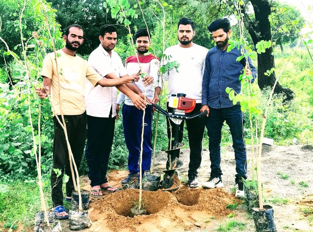 जिला प्रमुख चौपड़ा के जन्मदिवस की पूर्व संध्या पर पौधरोपण