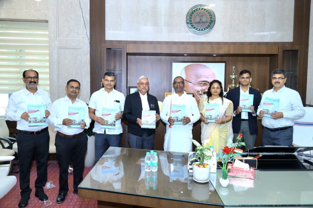 मुख्यमंत्री ने “बाबा बैद्यनाथ ज्योतिर्लिंग देवघर : A TOUCH OF THE DIVINE (दिव्यता का स्पर्श)” पुस्तक का किया लोकार्पण