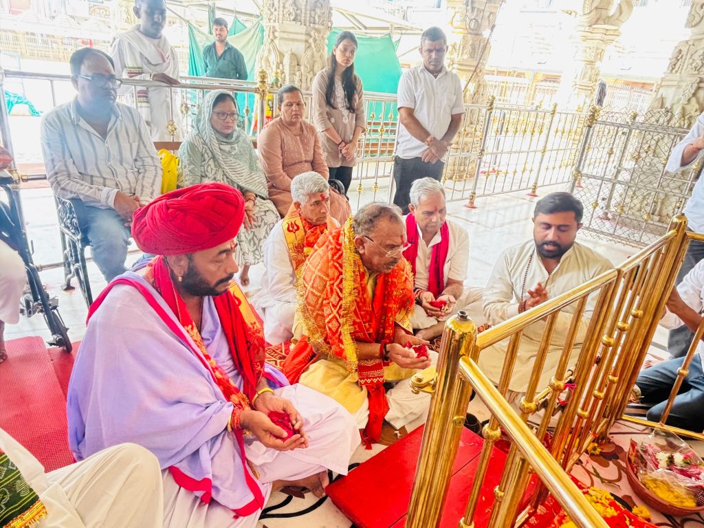 विधानसभा अध्यक्ष वासुदेव देवनानी ने अंबा जी मंदिर में किए माँ अम्बे के दर्शन, प्रदेश की सुख-समृद्धि की कामना