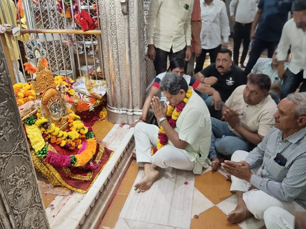 खाद्य एवं नागरिक आपूर्ति मंत्री सुमित गोदारा ने बाबा रामदेव की समाधि पर किए दर्शन — प्रदेश की खुशहाली और जन-जन के कल्याण की कामना