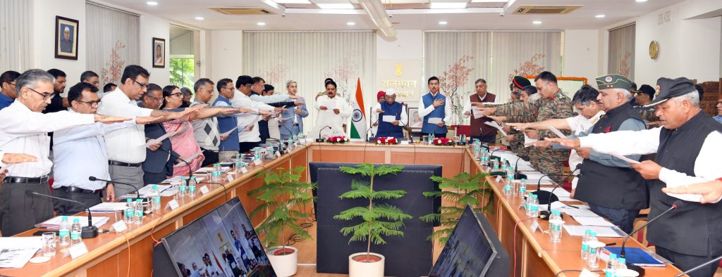 सरदार पटेल की छवि पर श्रद्धासुमन अर्पित कर किया भावभरा स्मरण