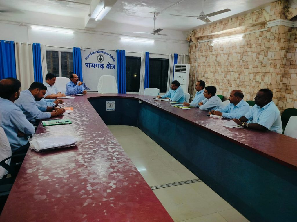 एसईसीएल रायगढ़ क्षेत्र में सुरक्षा पर विशेष बैठक — आईएसओ अधिकारी सनत कुमार तिवारी ने दिए सख्त निर्देश