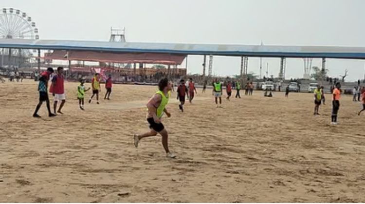 विदेशी सैलानियों को मिली शिकस्त — पुष्कर मेले में रोमांचक फुटबॉल मुकाबले में स्थानीय टीम ने मारी बाज़ी