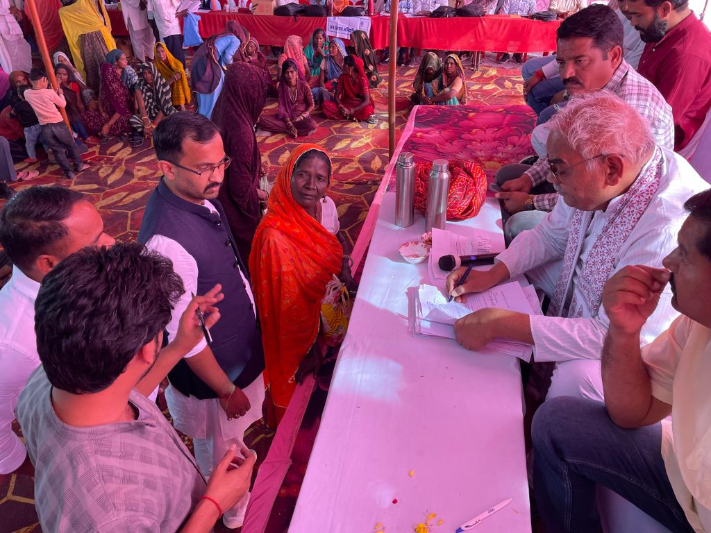 शिक्षा मंत्री ने शिविर में सुनी ग्रामीणों की समस्याएं, विकास कार्यों के लिए दिए ₹27 लाख