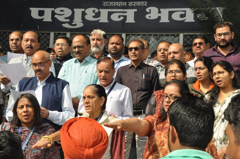 पशुपालन विभाग में ‘वंदे मातरम’ के 150 वर्ष पूर्ण होने पर सामूहिक वंदन और स्वदेशी संकल्प कार्यक्रम