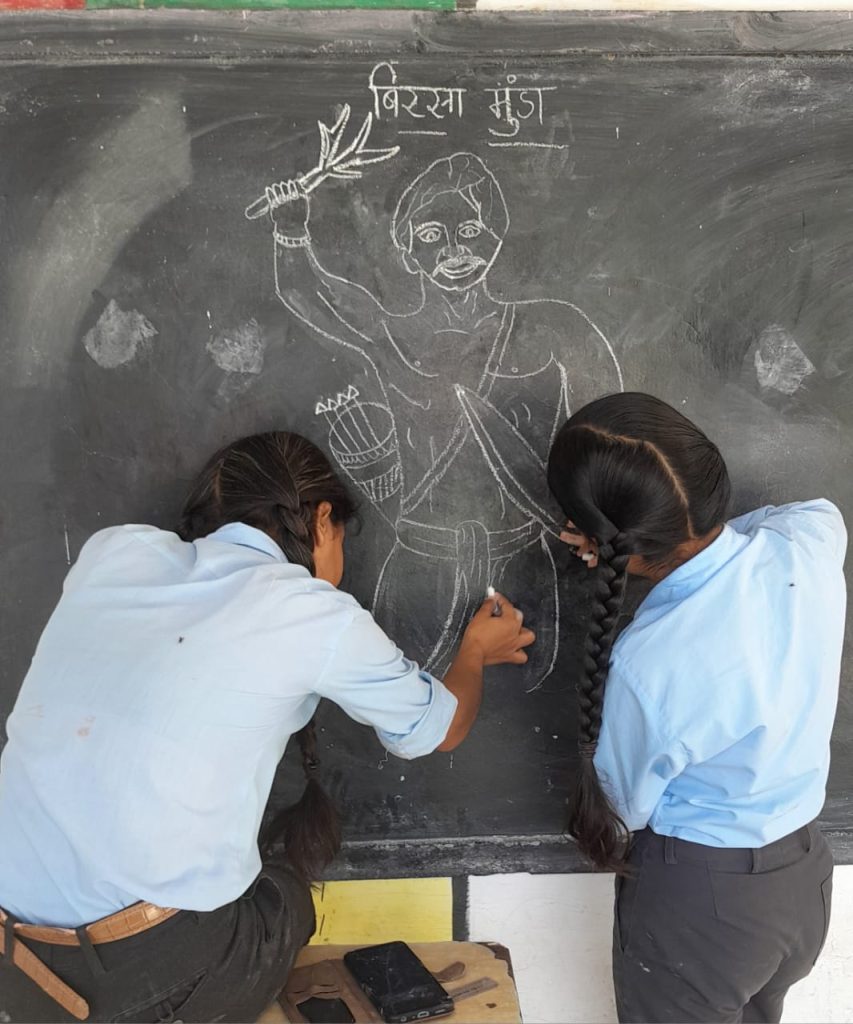 भगवान बिरसा मुंडा के जीवन मूल्यों से विद्यार्थियों को कराया गया परिचित