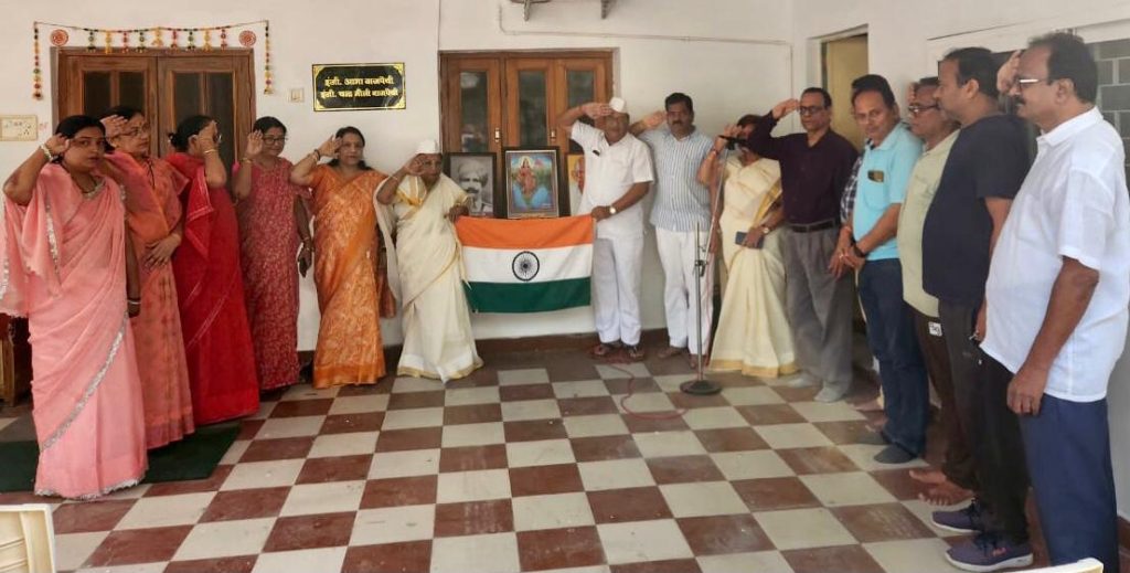 सेनानी परिवार ने “वन्दे मातरम्” का किया सामूहिक गायन