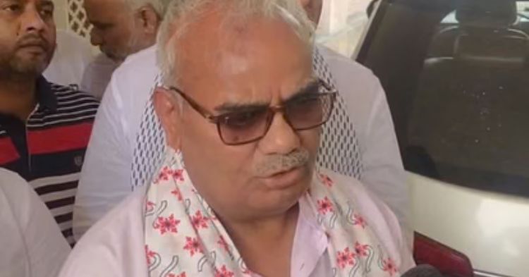 रेलवे क्रॉसिंग पर गिरी बाइक सवार बुजुर्ग महिला, शिक्षा मंत्री ने अपनी गाड़ी से पहुंचाया अस्पताल — मानवीय संवेदनशीलता का परिचय