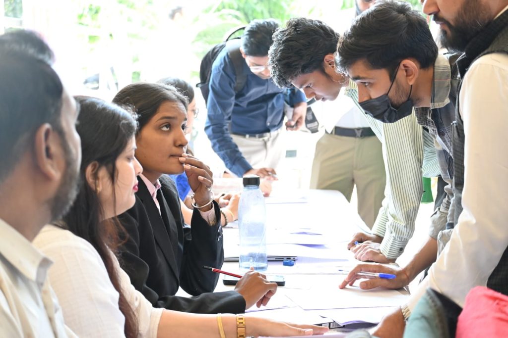 एयू इग्नाइट में एक दिवसीय रोजगार सहायता शिविर और कैरियर सेमिनार संपन्न, 1578 अभ्यर्थियों ने लिया लाभ