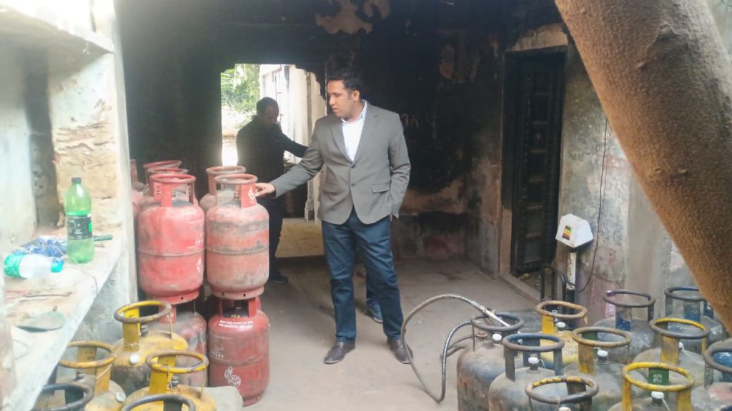जिला कलक्टर के निर्देशन में अवैध गैस रिफिलिंग पर बड़ी कार्रवाई