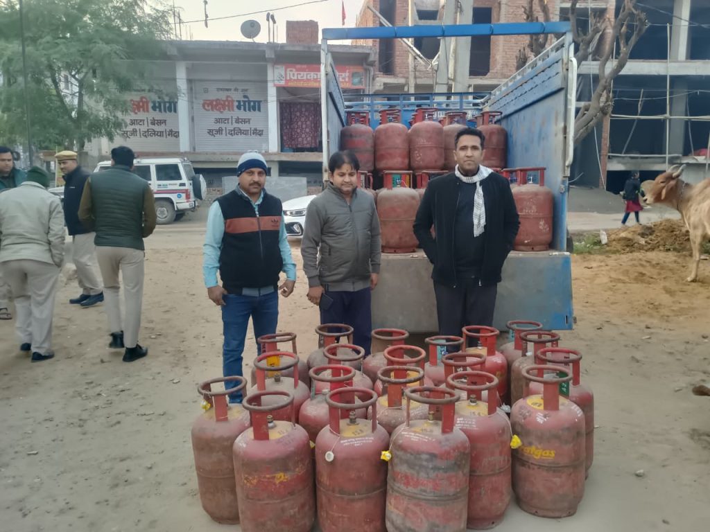 जिला कलक्टर के निर्देश पर ऑपरेशन प्रवर्तन के तहत बड़ी कार्रवाईजिला रसद अधिकारी जयपुर प्रथम ने अवैध गैस रिफिलिंग नेटवर्क का भंडाफोड़ किया