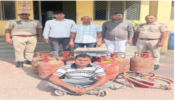 घरेलू गैस सिलेंडर रिफिलिंग पर शिकंजा — दो जगह कार्रवाई, दो आरोपी गिरफ्तार, 45 सिलेंडर जब्त