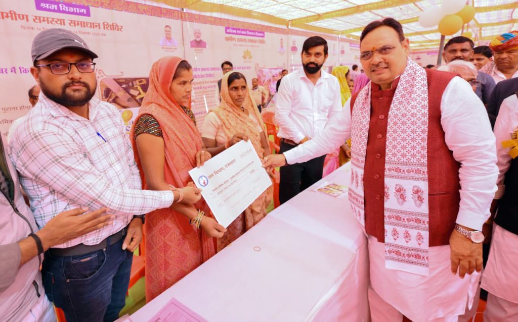 मुख्यमंत्री का बांसवाड़ा दौराग्रामीण समस्या समाधान शिविर का किया अवलोकन, लाभार्थियों को सौंपे योजनाओं के प्रमाण पत्र