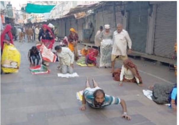 पुष्कर सरोवर में सैकड़ों श्रद्धालुओं ने की दंडवत परिक्रमासात दिवसीय श्रीमद् भागवत कथा के समापन पर उमड़ा भक्तों का सैलाब
