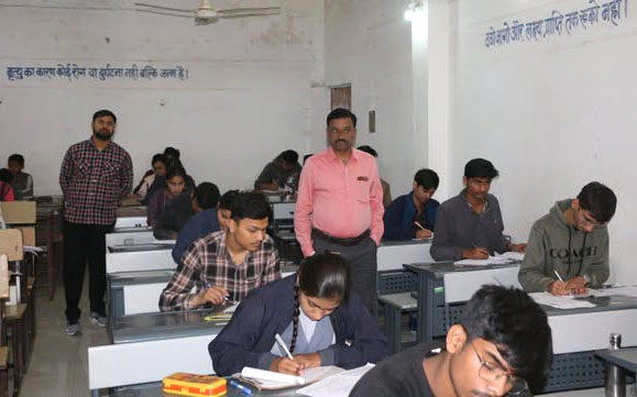 कलेक्टर ने विभिन्न परीक्षा केंद्रों का किया औचक निरीक्षण
