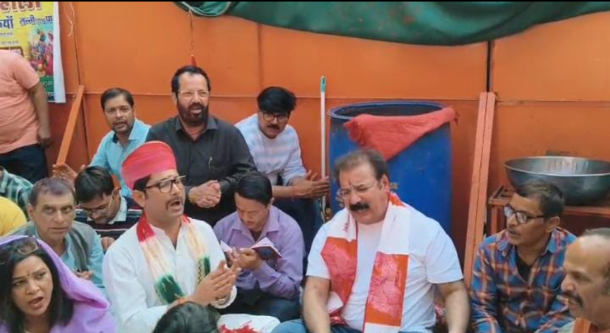 जयपुर में गौवंश के अपमान पर उबाल: खाचरियावास का पैदल मार्च, ‘हनुमान चालीसा’ के पाठ से सरकार को सद्बुद्धि की चेतावनी
