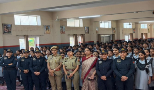 जयपुर: राजस्थान पुलिस ने संभाली महिला सुरक्षा की कमान, सरस्वती बालिका विद्यालय में छात्राओं को सिखाए आत्मरक्षा और कानून के गुर