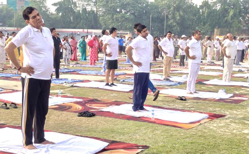 योग को अपने दैनिक जीवन का बनाएं अभिन्न अंग- एके शर्मा