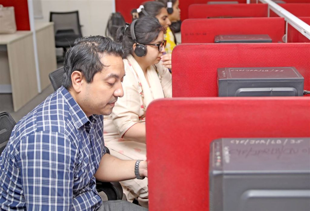बाल अधिकारिता विभाग के आयुक्त ने किया राजस्थान संपर्क (181) हेल्पलाइन केंद्र का निरीक्षण