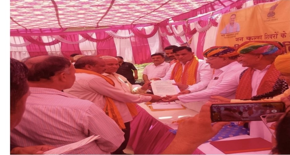 ग्रामीण सेवा शिविर में आदेश योगी को मिला आबादी भूमि का पट्टा, सपना हुआ साकार