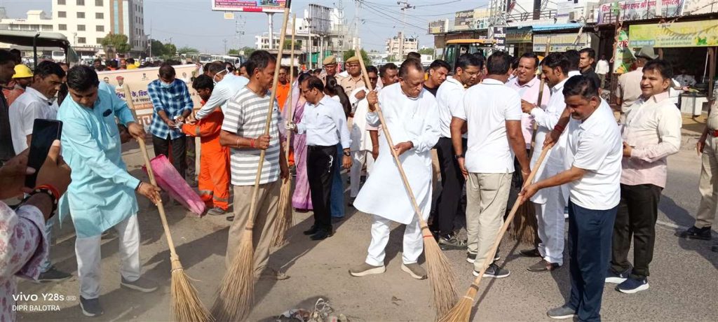 बालोतरा में स्वच्छता अभियान का दूसरा दिन: प्रभारी मंत्री और प्रभारी सचिव ने झाड़ू थामकर किया श्रमदान