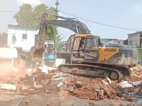 ग्लोबल स्किल पार्क के सामने चला अतिक्रमण हटाओ अभियान, 70 दुकानें और 42 झुग्गियों का अवैध कब्जा हटाया
