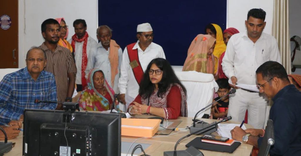 कलेक्टर एवं मुख्य कार्यपालन अधिकारी जिला पंचायत ने जनसुनवाई में सुनी 210 आवेदकों की समस्याएं