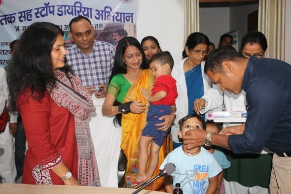 दस्तक अभियान, कलेक्टर एवं सीईओ जिला पंचायत ने बच्चों को विटामिन-ए की दवा पिलाई
