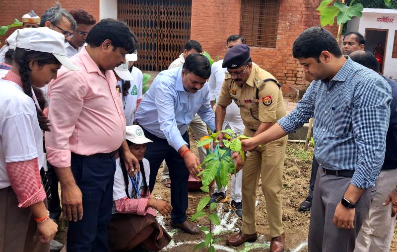 उच्च प्राथमिक विद्यालय में जिलाधिकारी व पुलिस अधीक्षक ने किया पौधरोपण