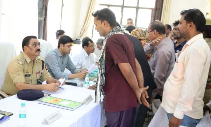 समस्त अधिकारी फरियादियों की शिकायतों का जल्द से जल्द करें निस्तारण- जिलाधिकारी