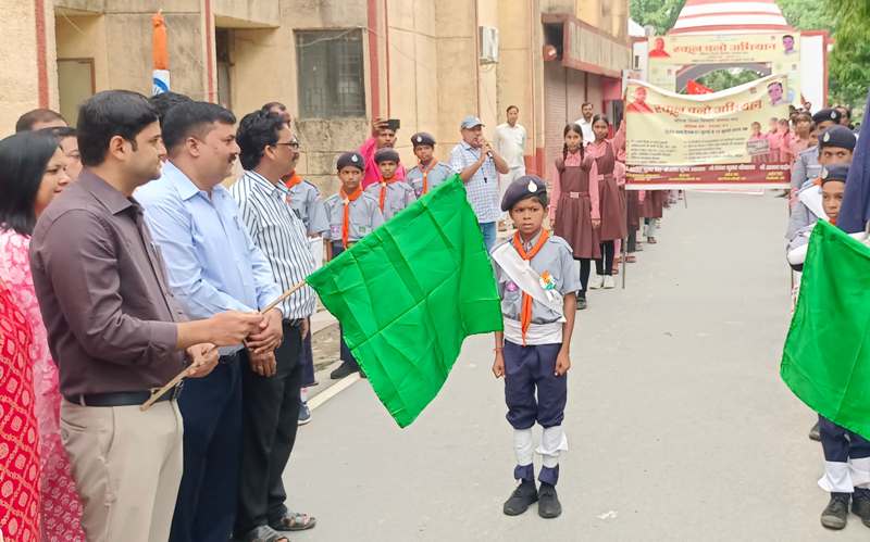 जिलाधिकारी ने हरी झंडी दिखाकर स्कूल चलो अभियान की जागरूकता रैली को किया रवाना