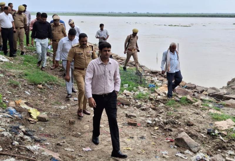 बाढ़ पूर्व तैयारियों का जिलाधिकारी ने किया निरीक्षण, अधिकारियों को अलर्ट मोड पर रहने के दिए निर्देश