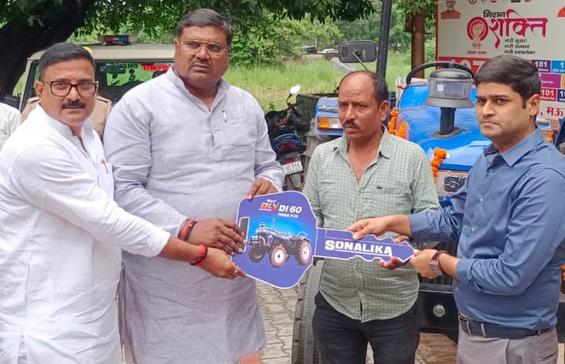 मुख्यमंत्री कृषक उपहार योजना के तहत विधायक एवं जिलाधिकारी ने तीन किसानों को वितरित किए ट्रैक्टर
