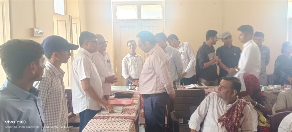 बाड़मेर प्रभारी सचिव डॉ. रोहित गुप्ता ने किया ग्रामीण सेवा शिविर का औचक निरीक्षण; समस्याओं के त्वरित निस्तारण के दिए निर्देश