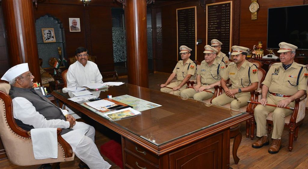 भारतीय पुलिस सेवा में नव पदोन्नत अधिकारियों ने राज्यपाल से की शिष्टाचार मुलाकात