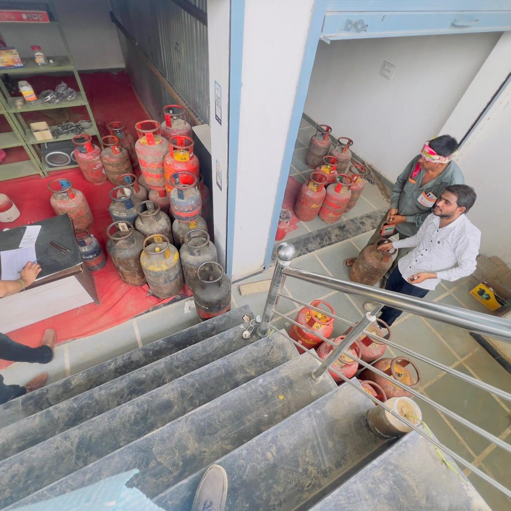जयपुर में अवैध गैस भंडारण और कालाबाजारी पर बड़ी कार्रवाई: 66 सिलेंडर जब्त, होगी FIR