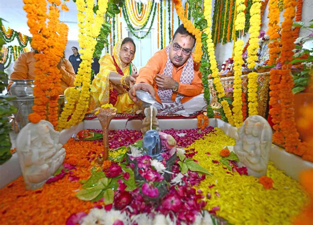 श्रावण के प्रथम सोमवार पर मुख्यमंत्री भजनलाल शर्मा ने किया भगवान शिव का जलाभिषेक, प्रदेश की समृद्धि की कामना की