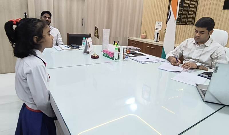 सड़क बनवाने को लेकर 07 साल की बच्ची ने डीएम से लगाई गुहार