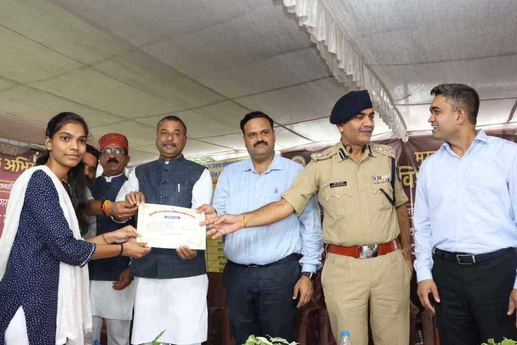तहसीलदार बांदरी एवं मालथौन को नोटिस जारी करने के निर्देश, कलेक्टर ने ली खंडस्तरीय समीक्षा बैठक