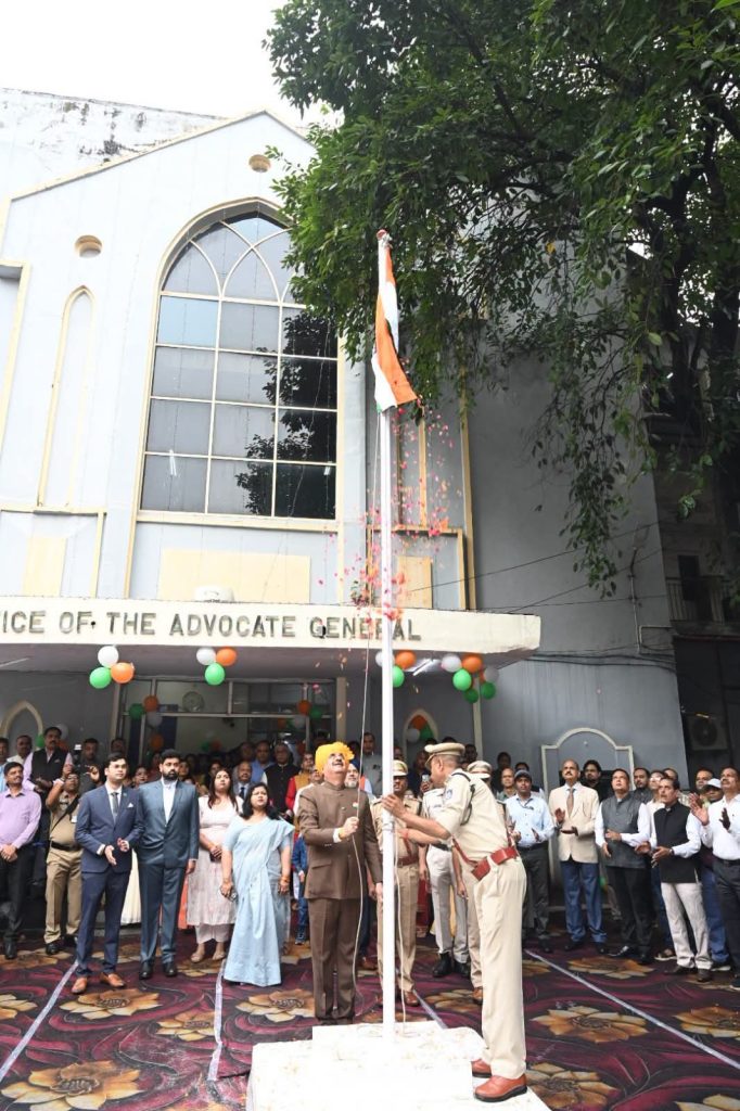 एजी ऑफिस में महाधिवक्ता श्री प्रशांत सिंह ने किया ध्वजारोहण
