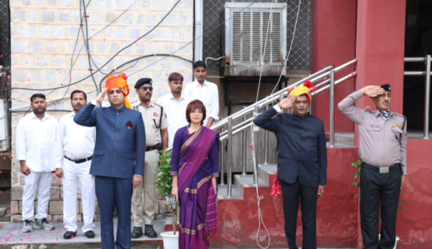 उत्साह, उमंग और उल्लास के साथ मनाया गया स्वतंत्रता दिवस: संभागीय आयुक्त व जिला कलक्टर ने किया ध्वजारोहण, 54 कार्मिक हुए सम्मानित