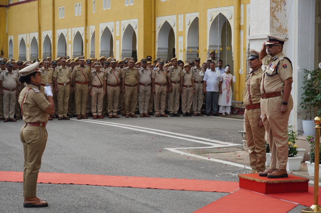 जयपुर पुलिस कमिश्नरेट में स्वतंत्रता दिवस समारोह: पुलिस कमिश्नर सचिन मित्तल ने किया ध्वजारोहण, पुलिसकर्मियों को दी शुभकामनाएं